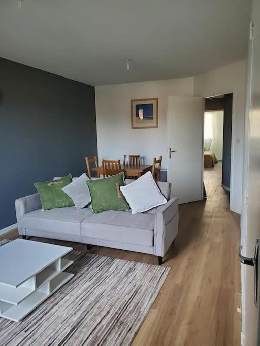 Appartement Moderne Et Equipe LʼIsle-Jourdain Eksteriør bilde